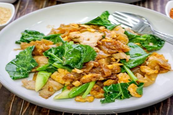 ผัดซีอิ๊วไก่