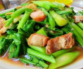 คะน้าหมูกรอบ
