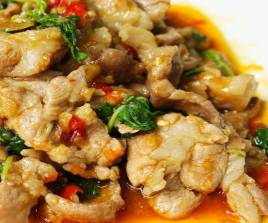 ผัดกะเพราหมูชิ้น