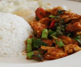ข้าวผัดพริกแกงหมูกรอบ