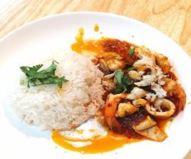 ข้าวผัดพริกแกงทะเลรวม